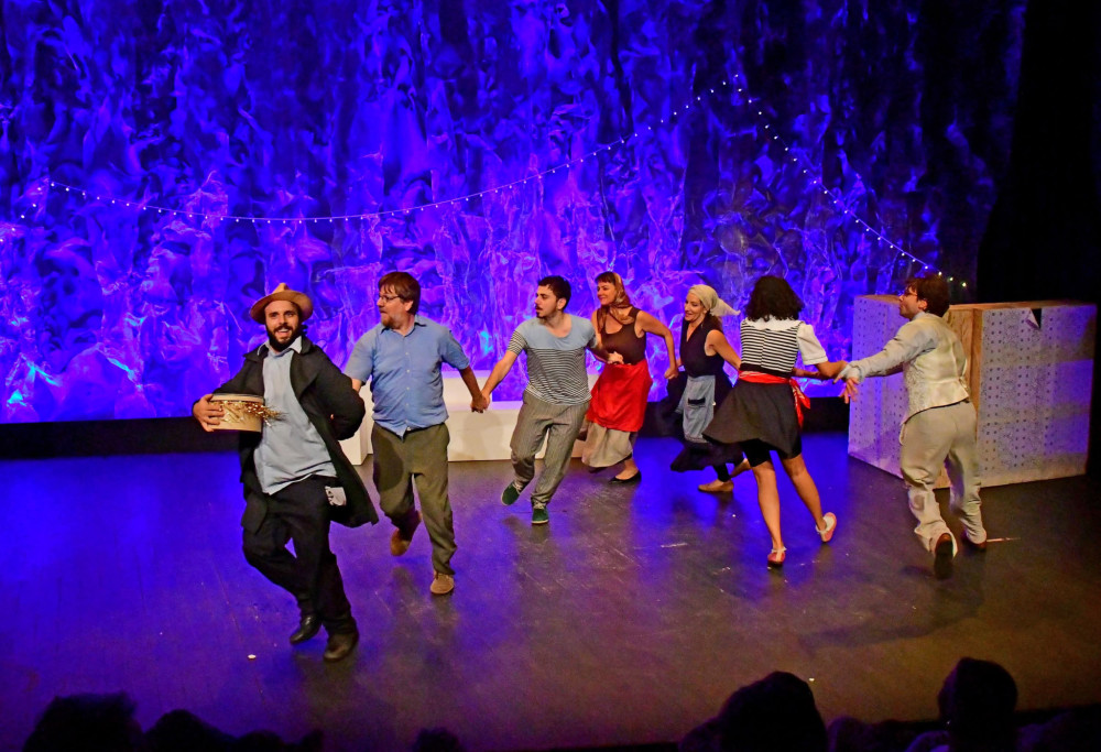 «Για τη Ρούσα»: μια παράσταση-μαχαιριά που μας θυμίζει γιατί αξίζει να πληρώνουμε το τίμημα των ονείρων μας