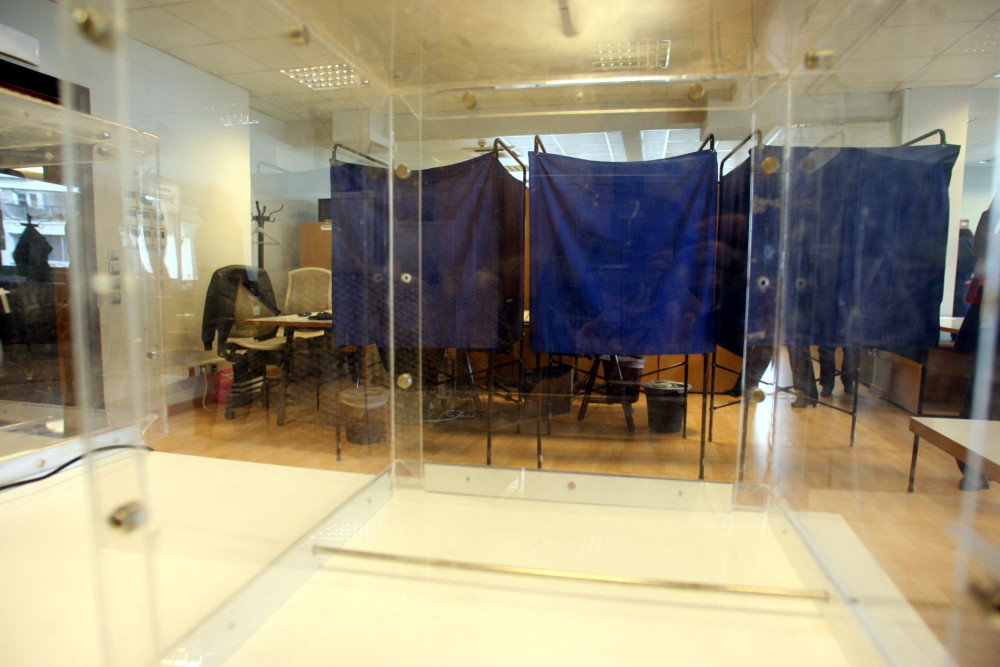 Όταν η βελόνα είναι κολλημένη, τότε οι δημοσκοπήσεις είναι… πολλές