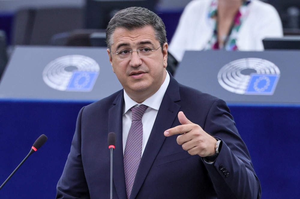 Απόστολος Τζιτζικώστας στη Handelsblatt: Η ΕΕ ανοίγει «παράθυρο» για κινητήρες καύσης και σώζει την ευρωπαϊκή αυτοκινητοβιομηχανία