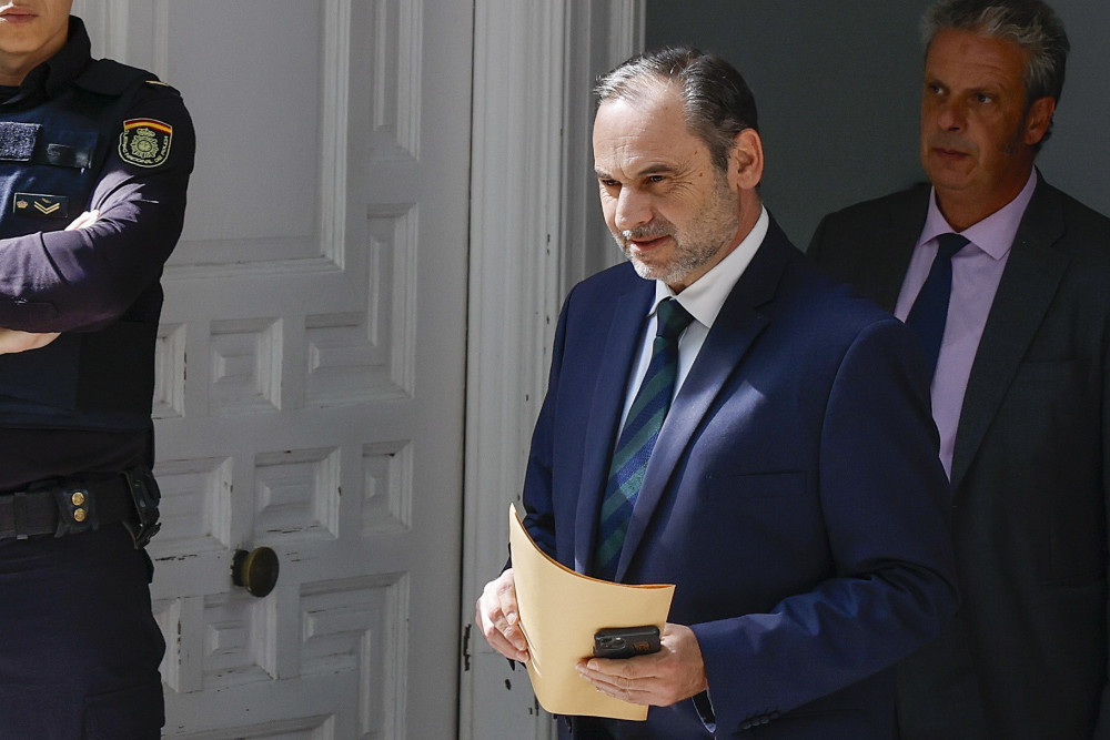 Ισπανία: προβλήματα για Σάντσεθ - Στη φυλακή ο πρώην υπ. Μεταφορών Άμπαλος για σκάνδαλο διαφθοράς