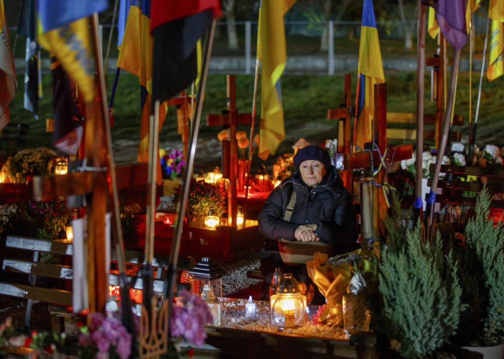 Politico: Η Ευρώπη δεν μπορεί να αντικαταστήσει τις ΗΠΑ, αλλά η Ουκρανία δεν θα σταματήσει να πολεμά