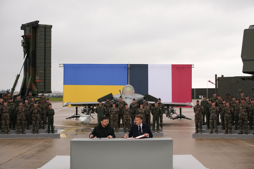 Μακρόν και Ζελένσκι υπέγραψαν συμφωνία για την πώληση 100 Rafale στην Ουκρανία