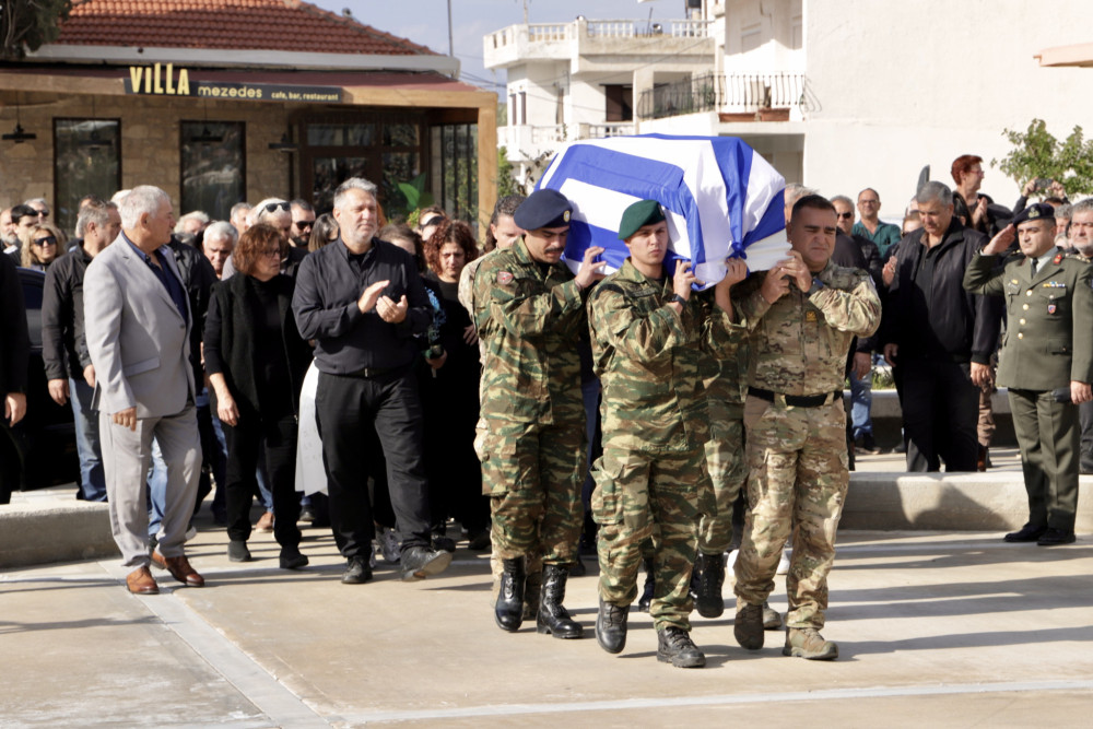 Οδύνη στην κηδεία του 19χρονου ΕΠΟΠ που σκοτώθηκε από χειροβομβίδα