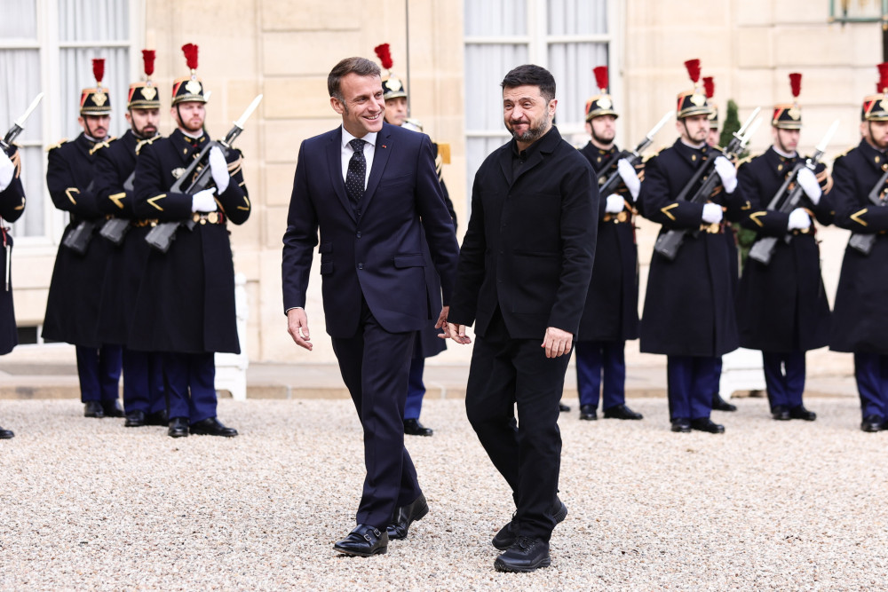 Βολοντίμιρ Ζελένσκι: δυναμικές πρωτοβουλίες από Παρίσι για άμεσο τέλος των συγκρούσεων