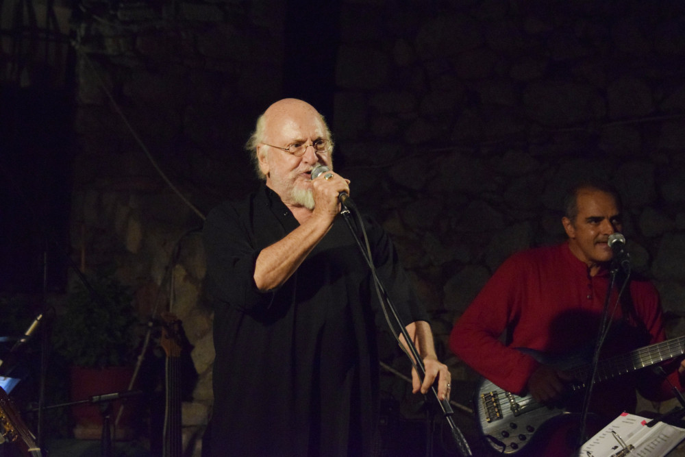 Σαν σήμερα γεννήθηκε ο Διονύσης Σαββόπουλος, ο αιώνιος έφηβος της ελληνικής μουσικής