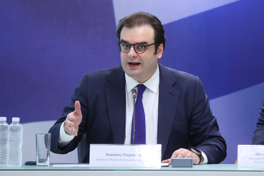Πιερρακάκης: Αφαιρούμε τα εμπόδια για οικογένειες και νέους