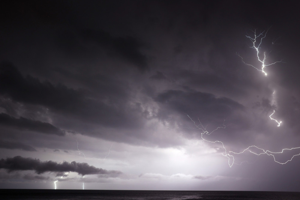 Σφοδρές καταιγίδες «χτυπούν» τη χώρα - Πού ήχησε το 112