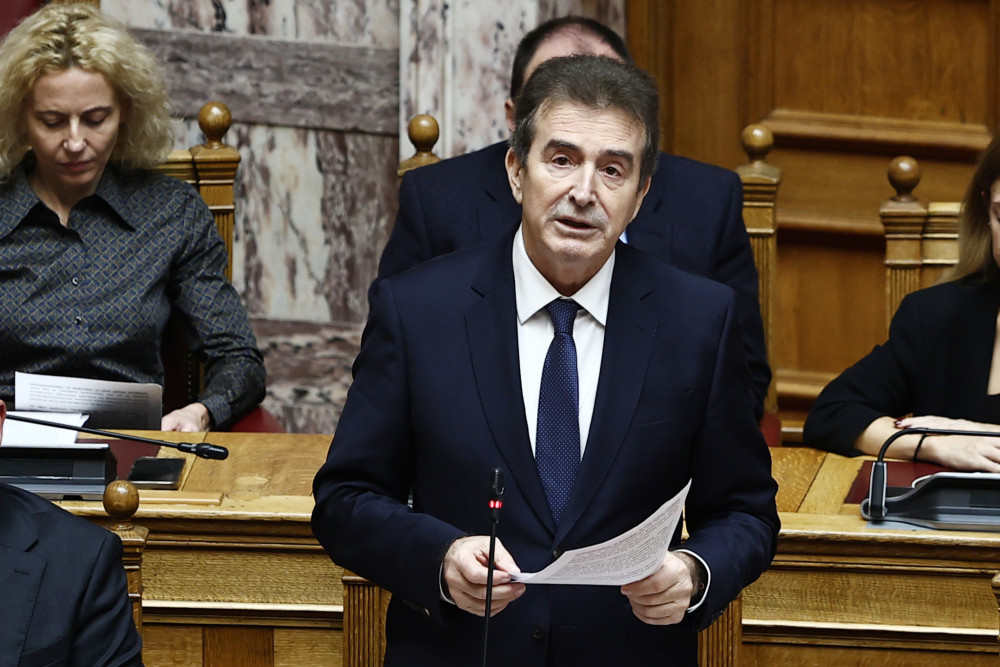 Στη Βουλή η τροπολογία του Μιχάλη Χρυσοχοΐδη: κακούργημα η οπλοφορία, βαριές ποινές για μπαλωθιές