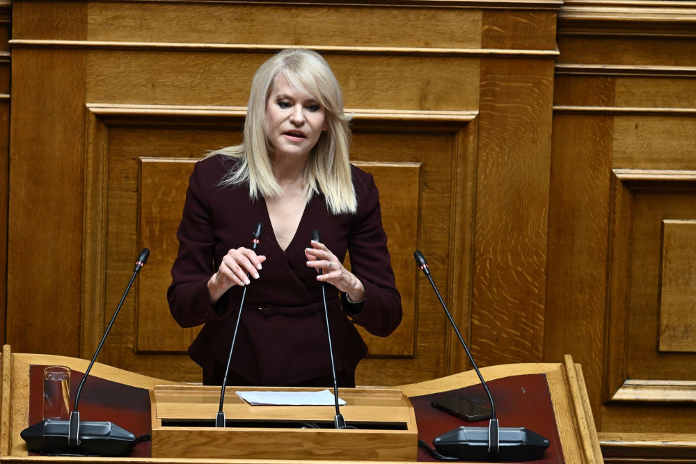 Η Θεοδώρα Τζάκρη, με αγγλικά... Αλέξη Τσίπρα, σχολιάζει τον εξώστη στο βιβλίο του