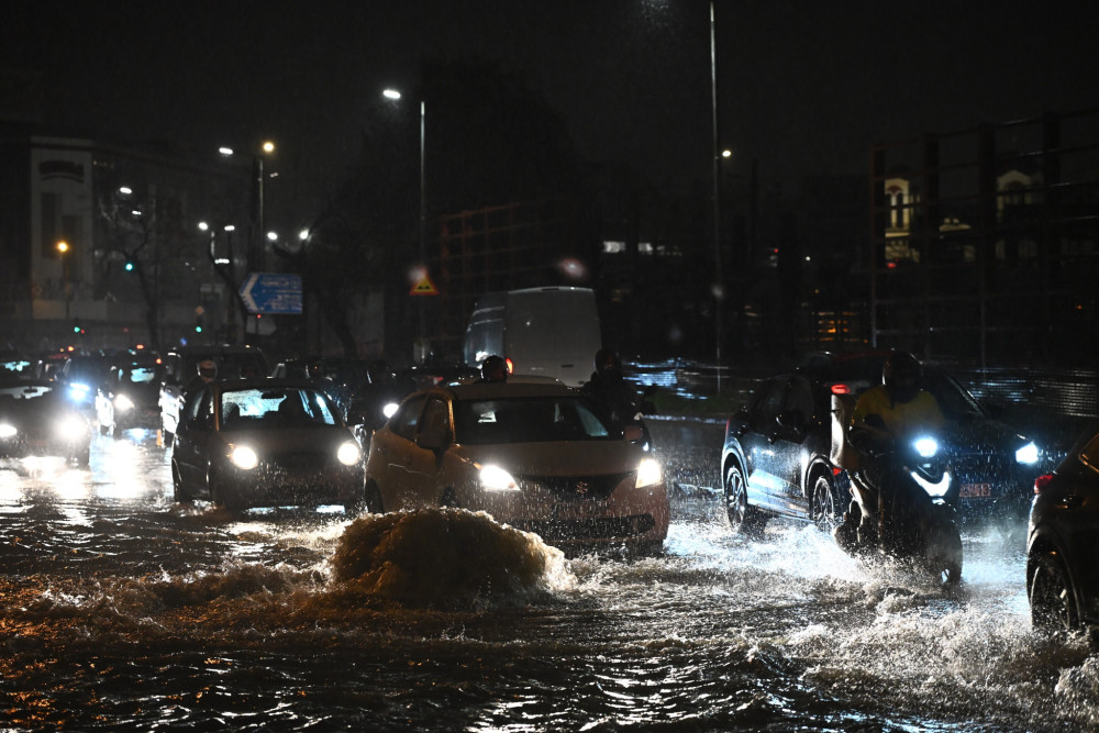 Ισχυρή καταιγίδα στην Αττική - Μήνυμα 112, πλημμυρισμένοι δρόμοι, δεκάδες κλήσεις στην Πυροσβεστική (video)