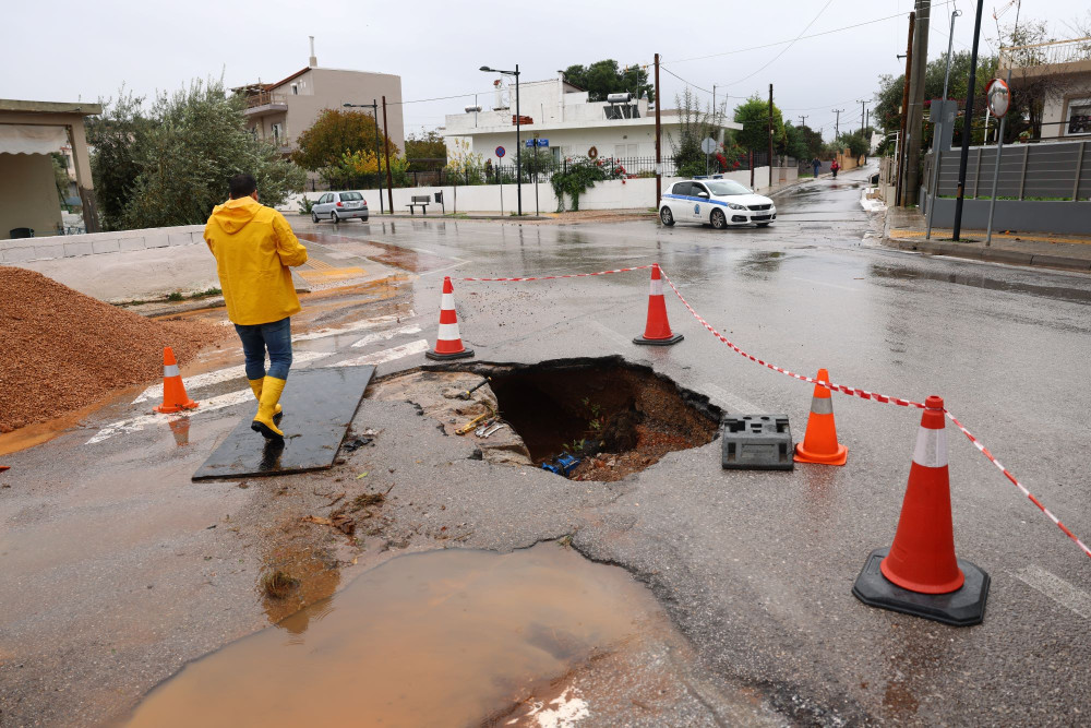 Έσπασε αγωγός ύδρευσης στη Μάνδρα - Έκτακτη διακοπή υδροδότησης