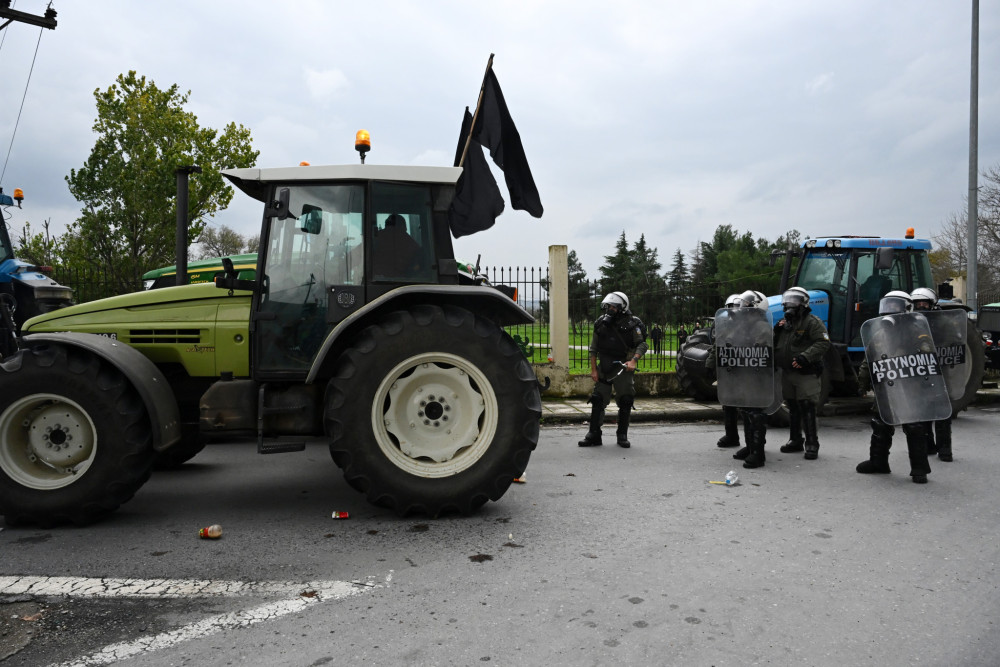 Δικογραφία για τον αγρότη που κινήθηκε ενάντιον των ΜΑΤ - Αστυνομικός στο «424» από ρίψη πέτρας