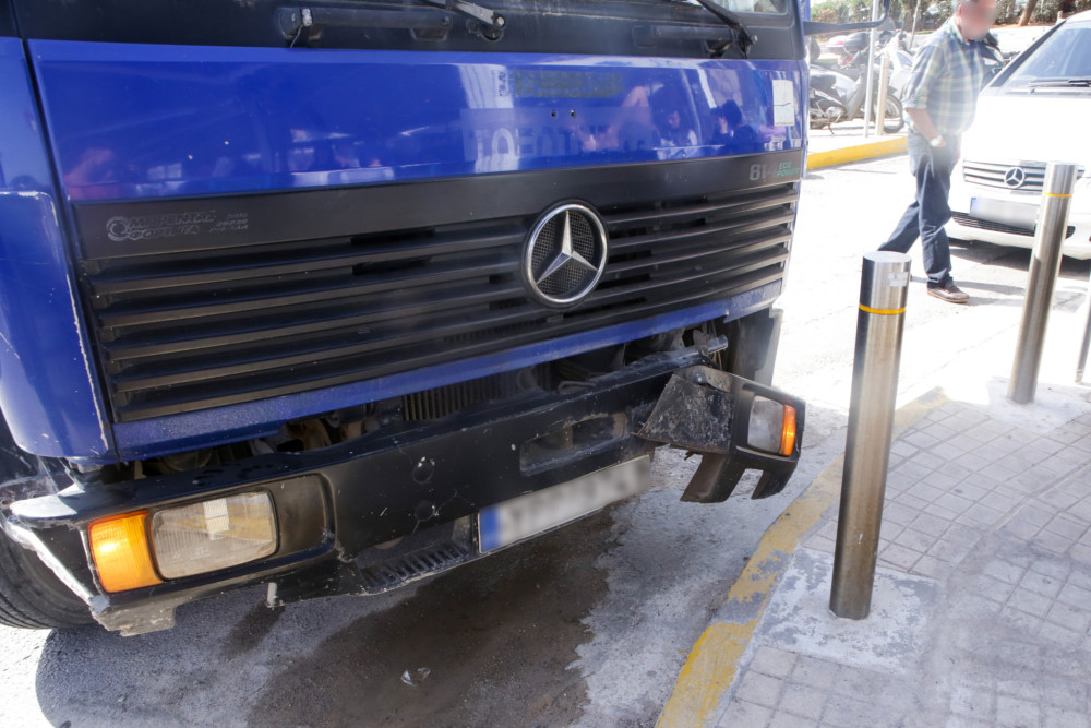 Θανατηφόρο τροχαίο με φορτηγό στο Πέραμα - Νεκρή η 54χρονη μητέρα του οδηγού