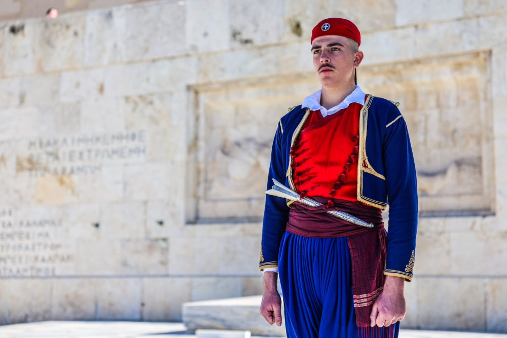 Εύζωνες με κρητική στολή στο Σύνταγμα για την 112η επέτειο Ένωσης της Κρήτης με την Ελλάδα (photos)