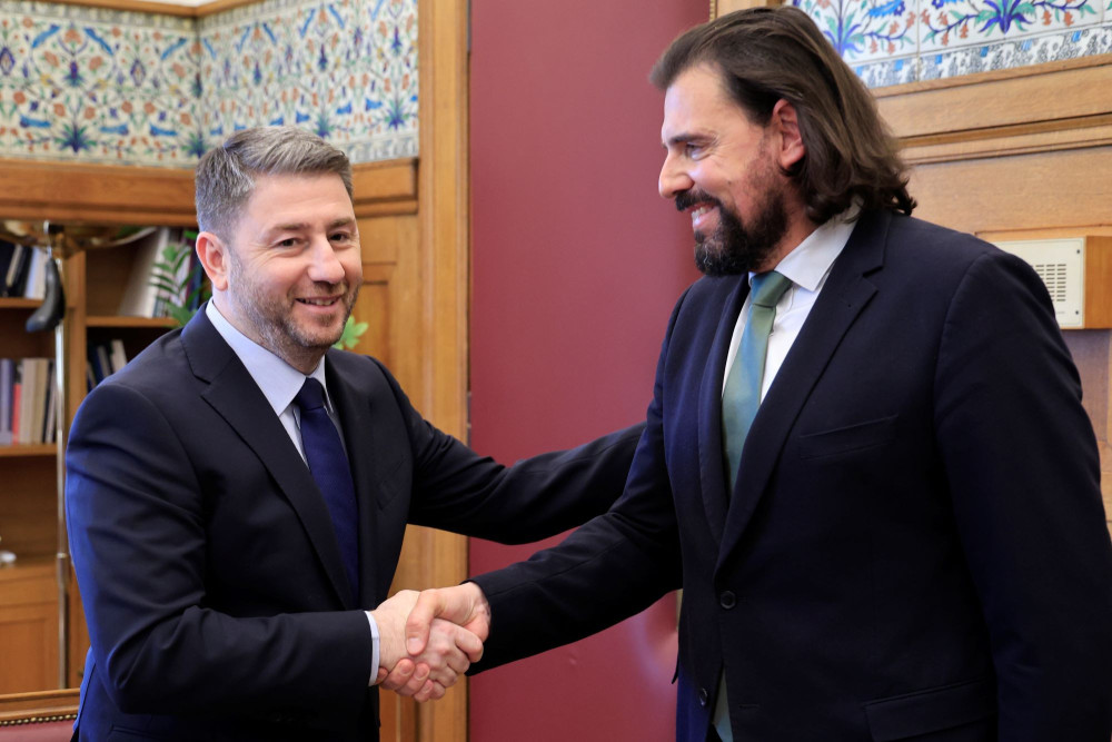 Στο στόχαστρο του Νίκου Ανδρουλάκη ο Πέτρος Παππάς επειδή αναγνώρισε το έργο του Άδωνι Γεωργιάδη