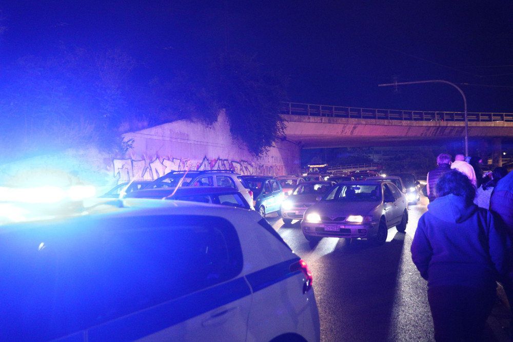 «Άνω-κάτω» ο Κηφισός μετά από σύγκρουση ΙΧ με φορτηγό: δύο τραυματίες και κλειστές λωρίδες