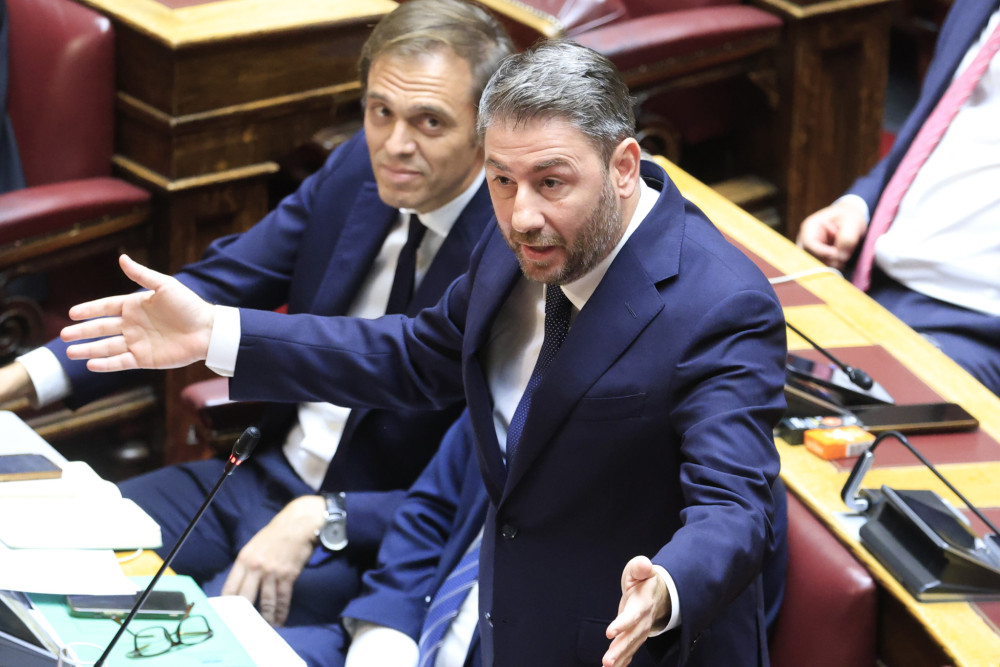 Πήγε (στη Βουλή) για μαλλί κι έφυγε… κουρεμένος ο Ανδρουλάκης: νέες γκάφες και fake news