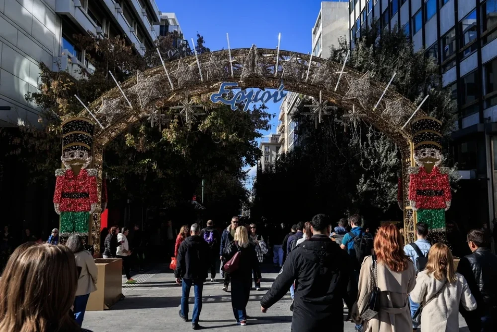 Η Ερμού «πλημμυρίζει» από κόσμο - Ανοιχτά τα καταστήματα με δελεαστικές προσφορές