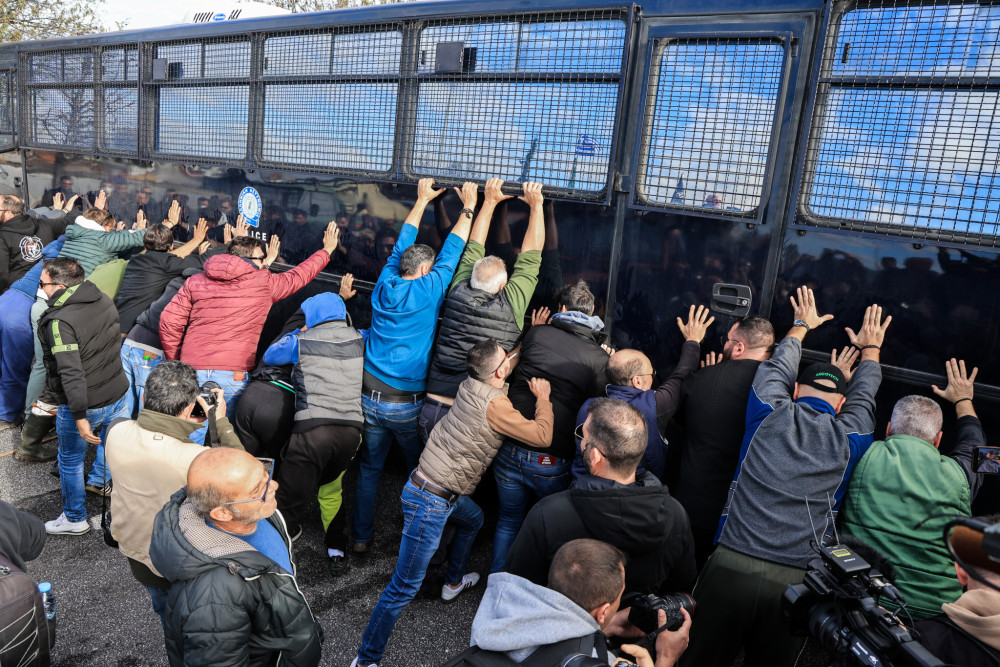 Κλείνουν την εθνική οι αγρότες - Χάνουν το δίκιο τους με τις απειλές