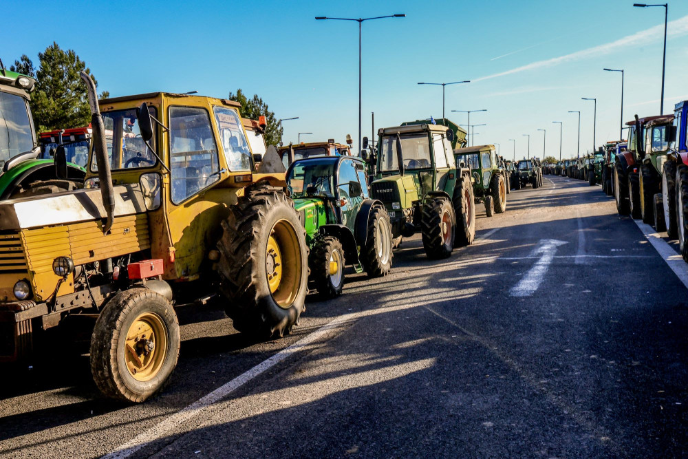 Αγροτικά μπλόκα: κλειστή η εθνική Αθηνών-Θεσσαλονίκης στο ύψος της Νίκαιας