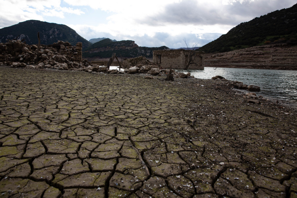 «Στεγνώνουν» Μόρνος και Υλίκη παρά τις βροχές - Σοκαριστικές οι νέες εικόνες από drones (video)