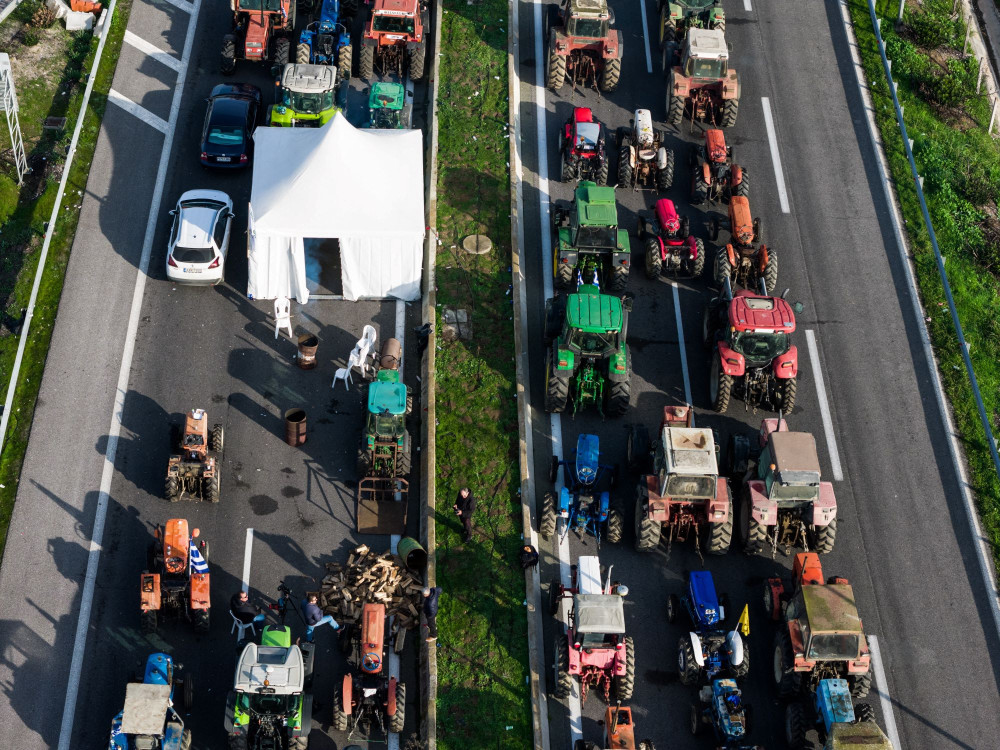 Παραμένουν στα μπλόκα οι αγρότες - Κλειστή η εθνική Αθηνών-Θεσσαλονίκης