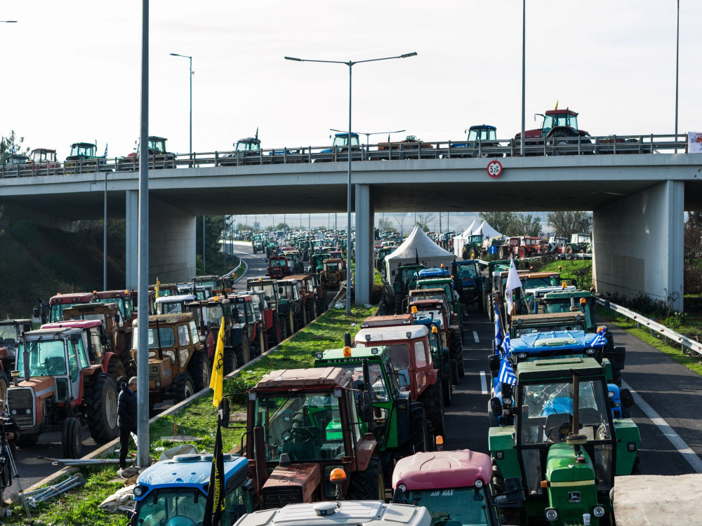 Παραμένουν στην εθνική Αθηνών-Θεσσαλονίκης τα τρακτέρ - Οι αγρότες κλείνουν το τελωνείο Προμαχώνα