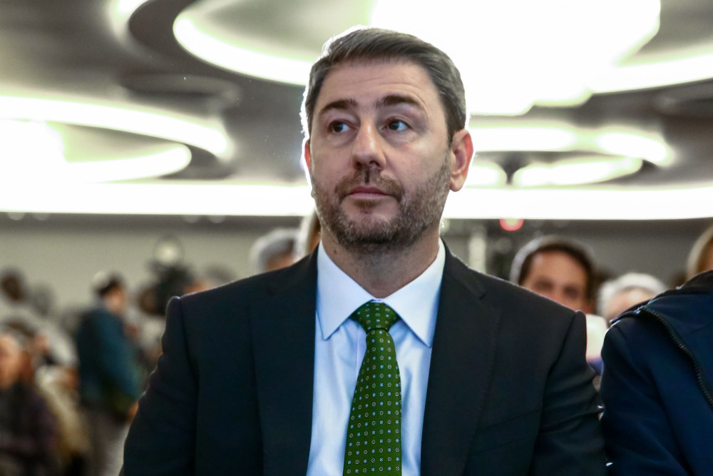 Τα κατάφερε (πάλι) ο «κραταιός Νικόλας»: το ΠΑΣΟΚ… βλέπει την πλάτη της Ζωής