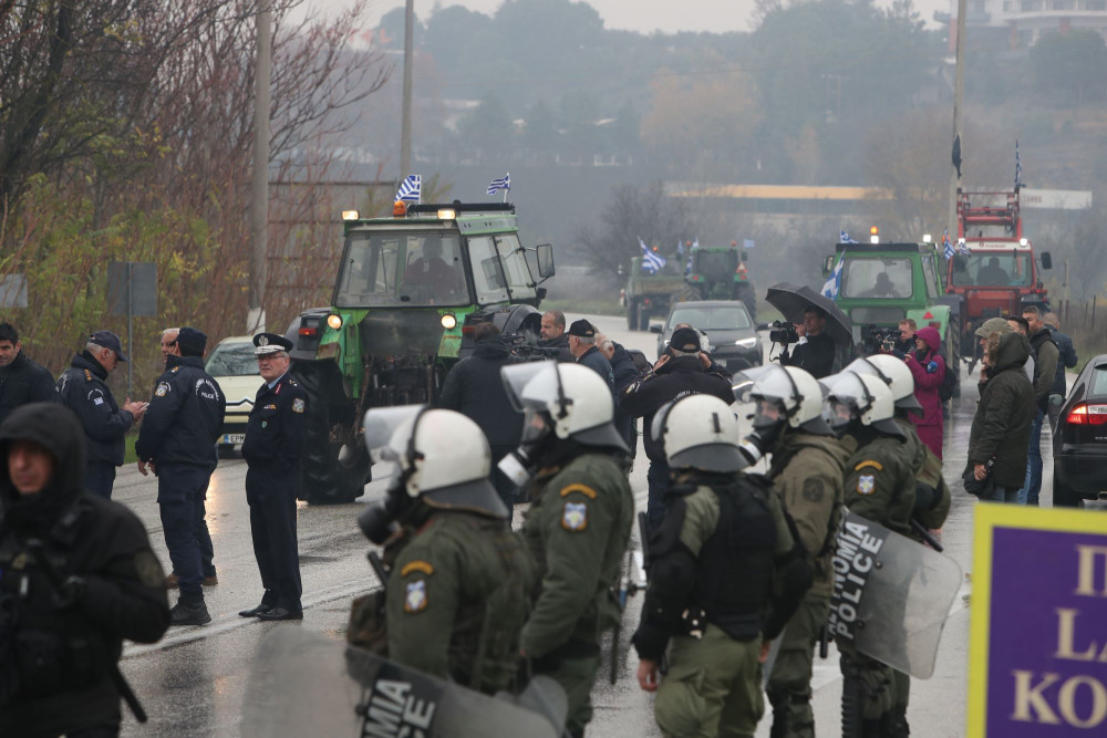Σέρρες: αγρότες έσπασαν τον αστυνομικό φραγμό στον Λευκώνα, κατευθύνονται στο τελωνείο Προμαχώνα