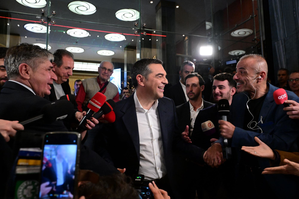 Ο Τσίπρας στην πλατεία, ο ΣΥΡΙΖΑ στον εξώστη