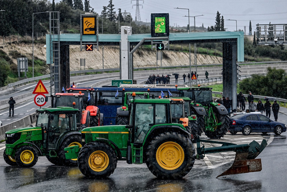 Αγροτικές κινητοποιήσεις: «Τα καλύτερα έρχονται από Δευτέρα», προειδοποιούν οι αγρότες στα μπλόκα