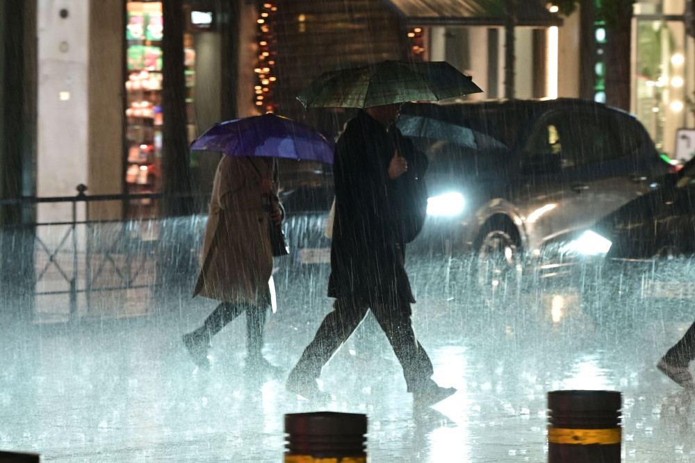 Η κακοκαιρία «χτυπά» την Αττική: πλημμύρες σε Μάνδρα και Μέγαρα, προβλήματα στην Αθηνών-Κορίνθου