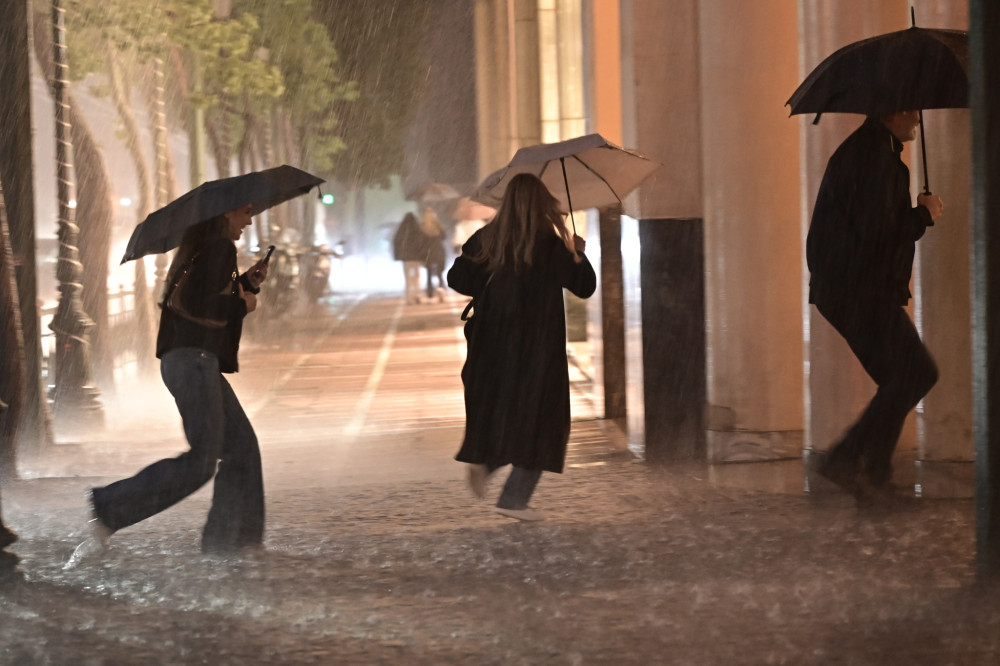 Κακοκαιρία Byron: Πλημμύρες, απεγκλωβισμοί και καταστροφές από Λακωνία ως Ζάκυνθο - Ισχυρές καταιγίδες πλήττουν την Αττική (video)
