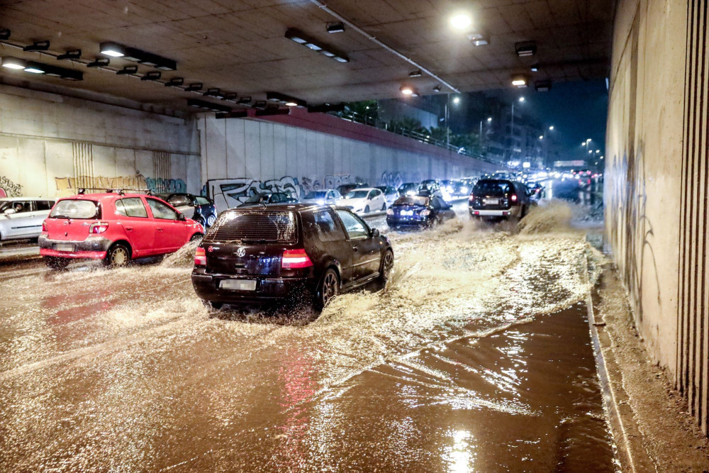 Σαρώνει τη χώρα η κακοκαιρία Byron - Ισχυρές βροχές και καταιγίδες μέχρι τις πρωινές ώρες του Σαββάτου