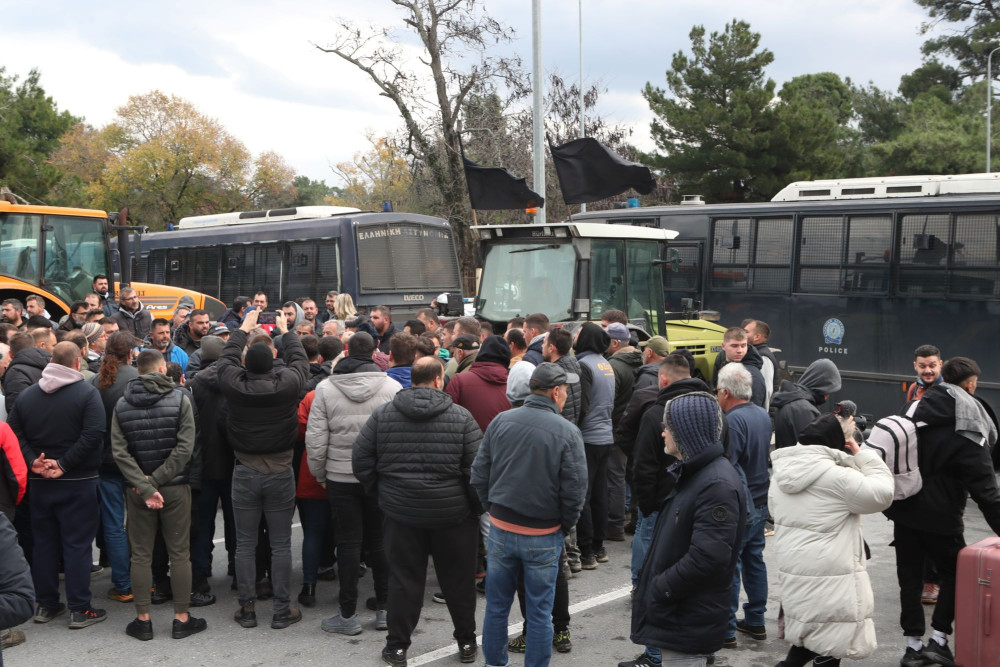 Θεσσαλονίκη: αγρότες επιχειρούν να στήσουν μπλόκο στο δρόμο προς το αεροδρόμιο «Μακεδονία»