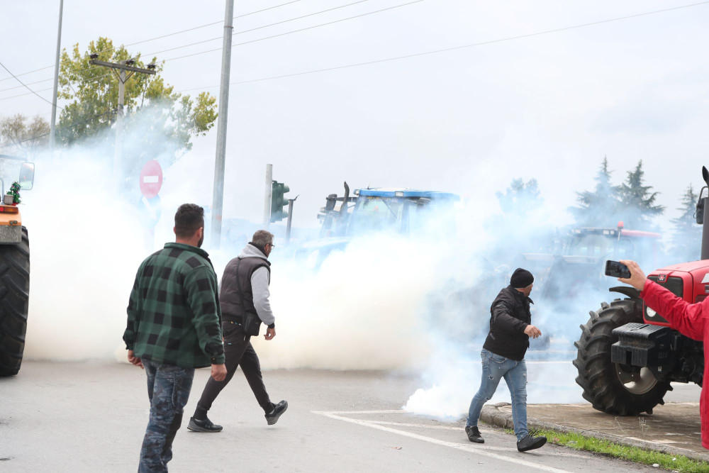 Η δημοκρατία στα μπλόκα