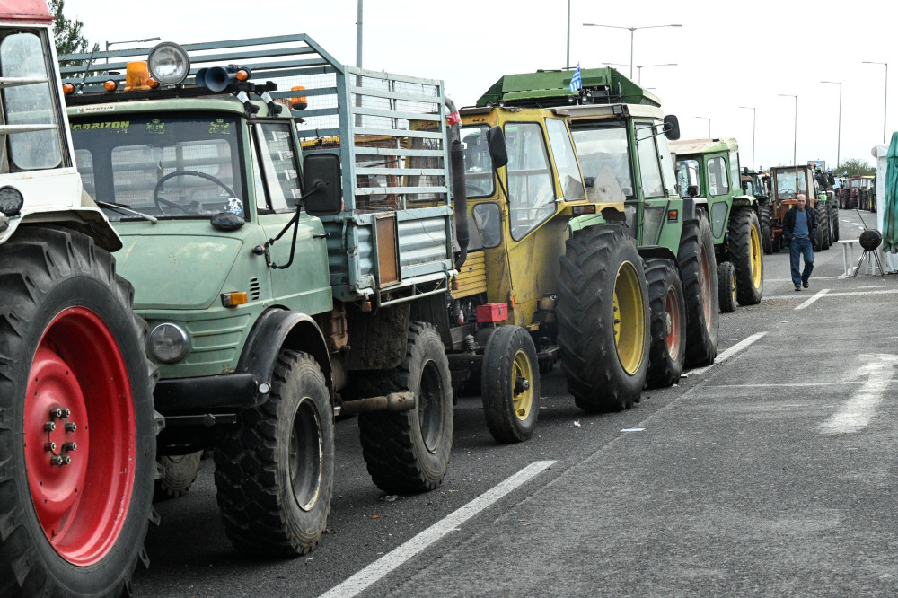 Αγρότες, ΠΑΣΟΚ και ΣΥΡΙΖΑ: η «μαφία του τελάρου» και οι καρότσες