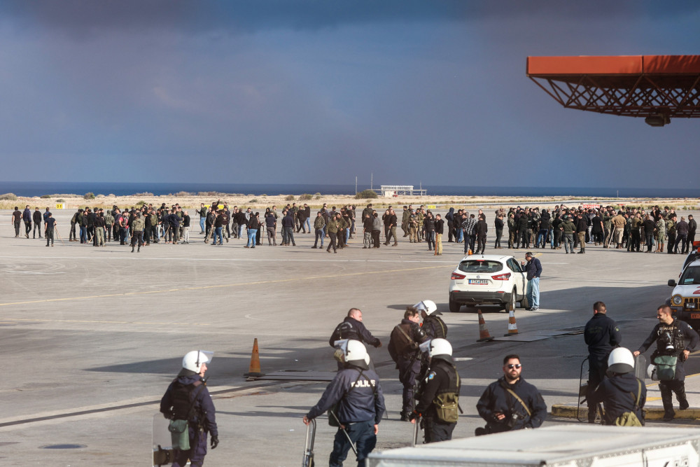 Κρήτη: Οι αγρότες έκλεισαν τα αεροδρόμια σε Χανιά και Ηράκλειο - Εκτεταμένα επεισόδια, ένας αστυνομικός τραυματίας (video)