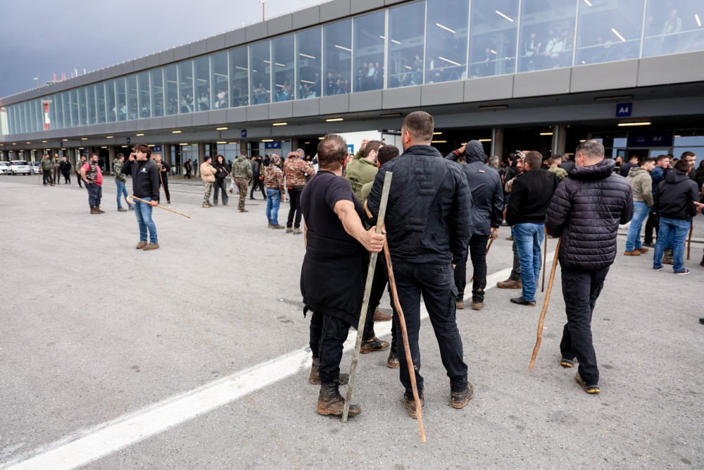Αγρότες: άνοιξαν ξανά τα αεροδρόμια Ηρακλείου και Χανίων μετά από διαπραγματεύσεις - Τι σχεδιάζουν