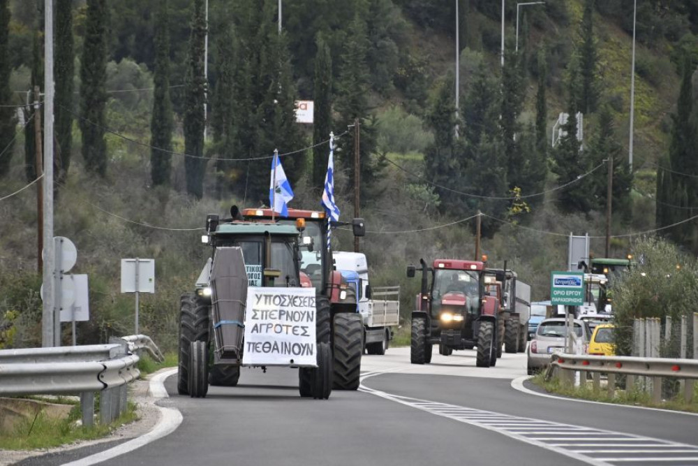 Αγρότες: κλιμακώνουν τη στάση τους με νέα μπλόκα σε όλη την Ελλάδα - Στα δύο κομμένη η χώρα