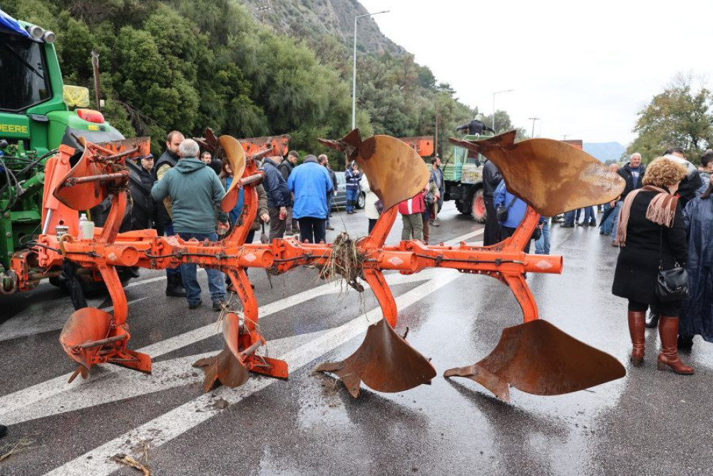 Αγρότες: αμετακίνητοι αυξάνουν τα μπλόκα ανά τη χώρα με χιλιάδες τρακτέρ