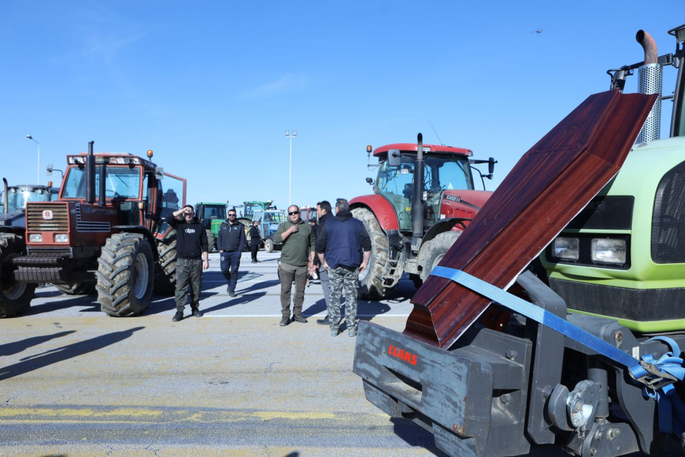 Αγροτικά μπλόκα: άνοιξαν το ρεύμα προς Θεσσαλονίκη στα διόδια των Μαλγάρων - Κλειστό προς Αθήνα