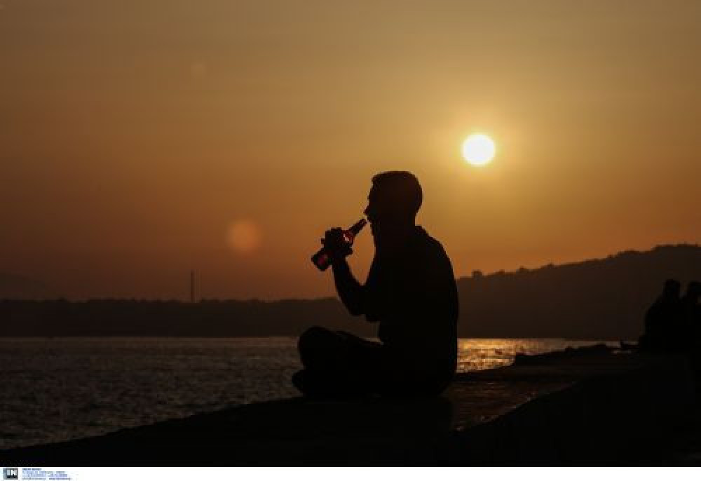 Γενιά Ζ & αλκοόλ: η πολιτεία ενεργοποιεί μέτρα για μια συνήθεια που γίνεται όλο και πιο επικίνδυνη