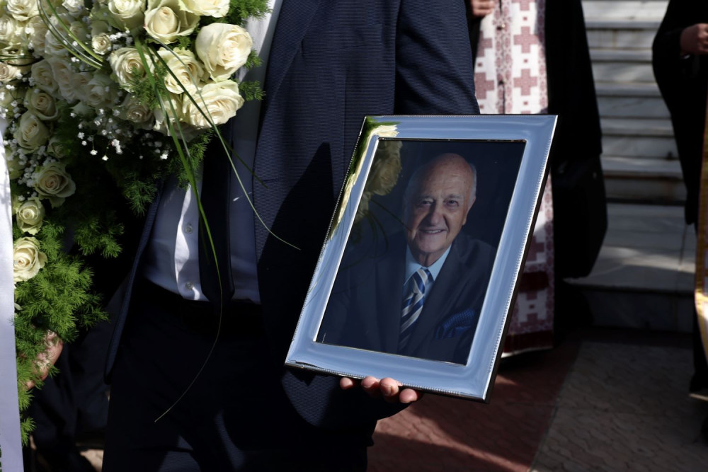 Το «τελευταίο αντίο» στον πατέρα του Νίκου Χαρδαλιά είπαν συγγενείς και φίλοι στον Καρέα