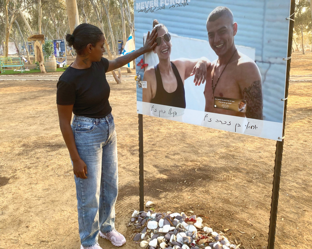 Το «Μανιφέστο» στο Ισραήλ - «Έκανα τη νεκρή για να γλιτώσω από τη Χαμάς» λέει η Μαζάλ Ταζάζο