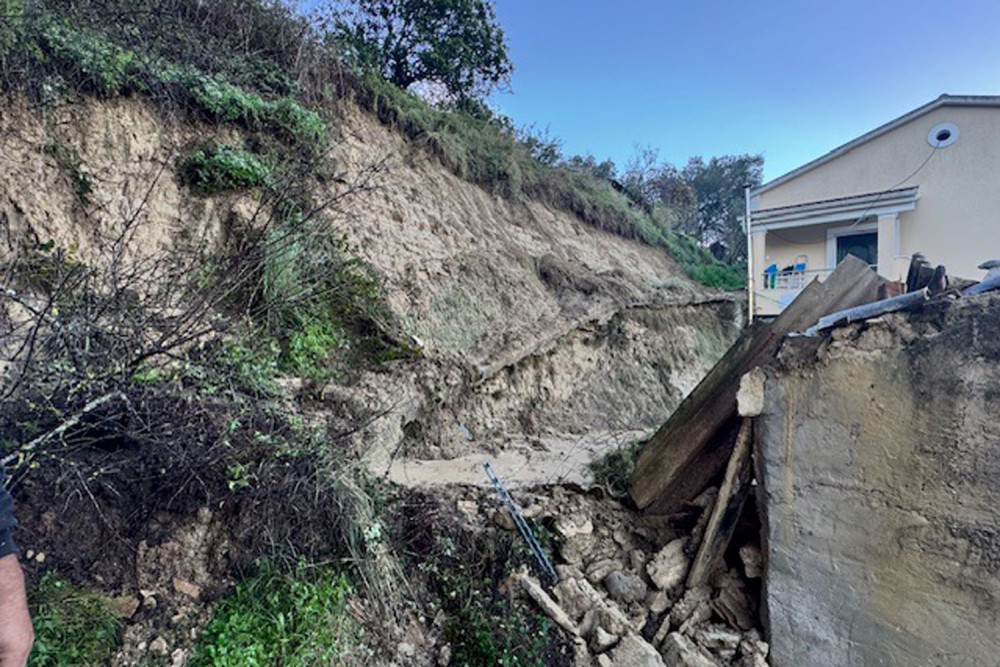 Σαρώνει τη Δυτική Ελλάδα η κακοκαιρία: πλημμύρισαν δρόμοι, έγιναν κατολισθήσεις, εστάλησαν 112