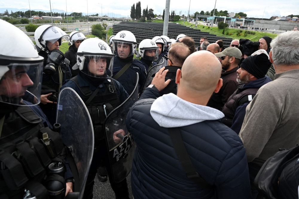 Κιάτο: ένταση αγροτών και Αστυνομίας - Άνοιξε η Πατρών - Κορίνθου (video)