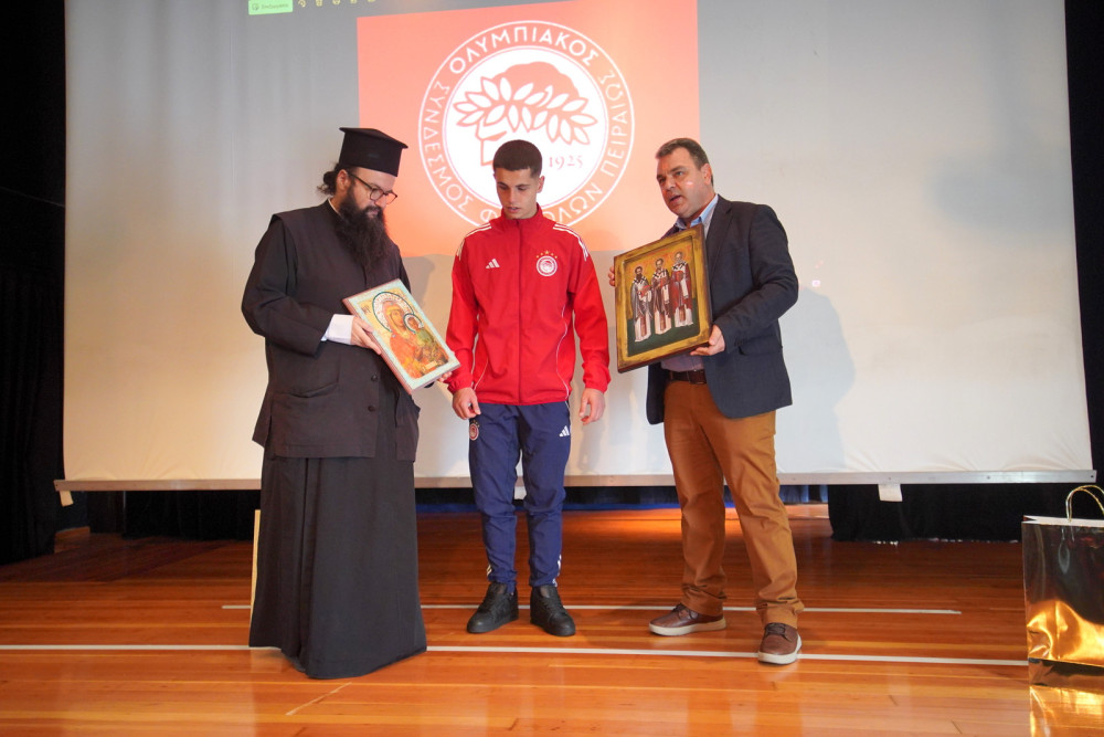 Ο ποδοσφαιριστής του Ολυμπιακού Χρήστος Μουζακίτης στα εκπαιδευτήρια της Ιεράς Μητροπόλεως Πειραιώς