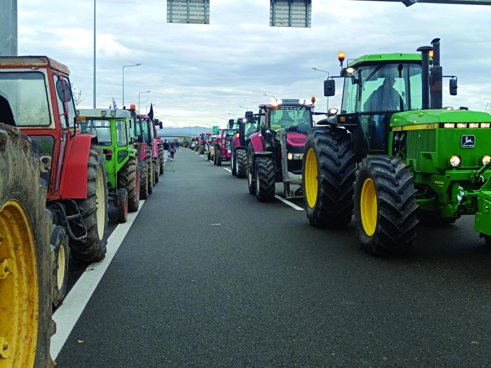 Οι αγρότες από τα μπλόκα της Θεσσαλίας μιλούν στο «Μανιφέστο»: Λύσεις ή κλιμάκωση