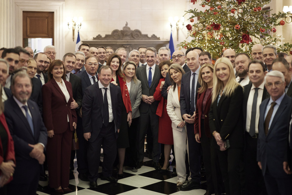 Συνάντηση του Κυριάκου Μητσοτάκη με τους βουλευτές της ΝΔ στο Μαξίμου - Το δώρο που τους έκανε (photos)